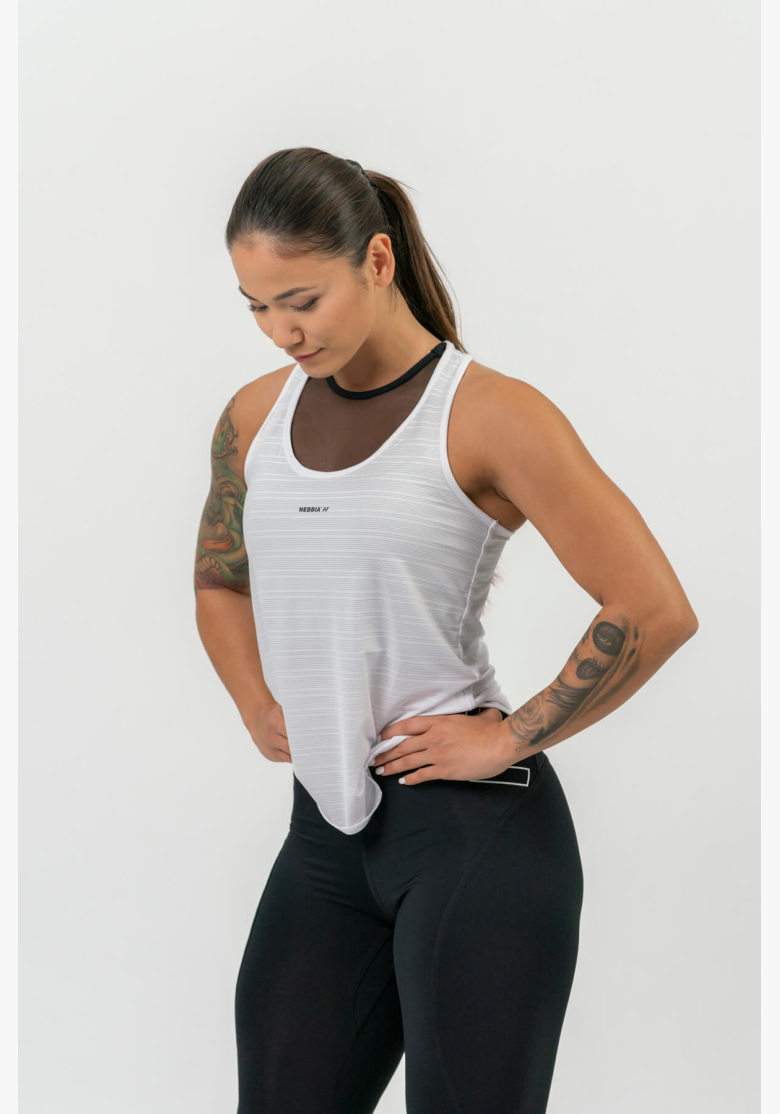 NEBBIA • FIT Activewear top “Airy” con logo riflettente • NEBBIAshop.cz NEBBIA • FIT Activewear top “Airy” con logo riflettente • NEBBIAshop.cz