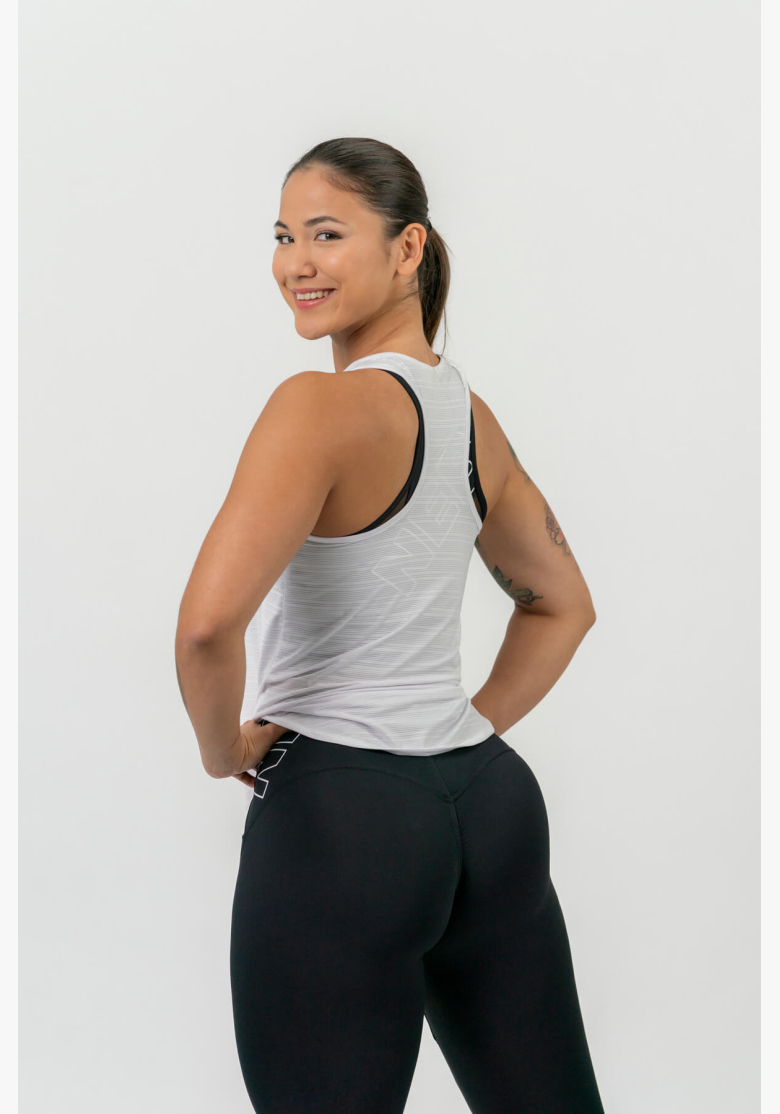NEBBIA • FIT Activewear top “Airy” con logo riflettente • NEBBIAshop.cz NEBBIA • FIT Activewear top “Airy” con logo riflettente • NEBBIAshop.cz