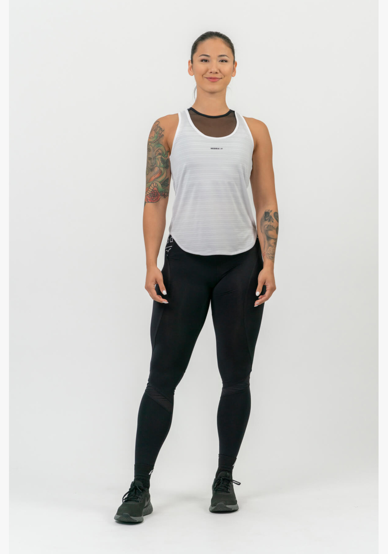 NEBBIA • FIT Activewear top “Airy” con logo riflettente • NEBBIAshop.cz NEBBIA • FIT Activewear top “Airy” con logo riflettente • NEBBIAshop.cz