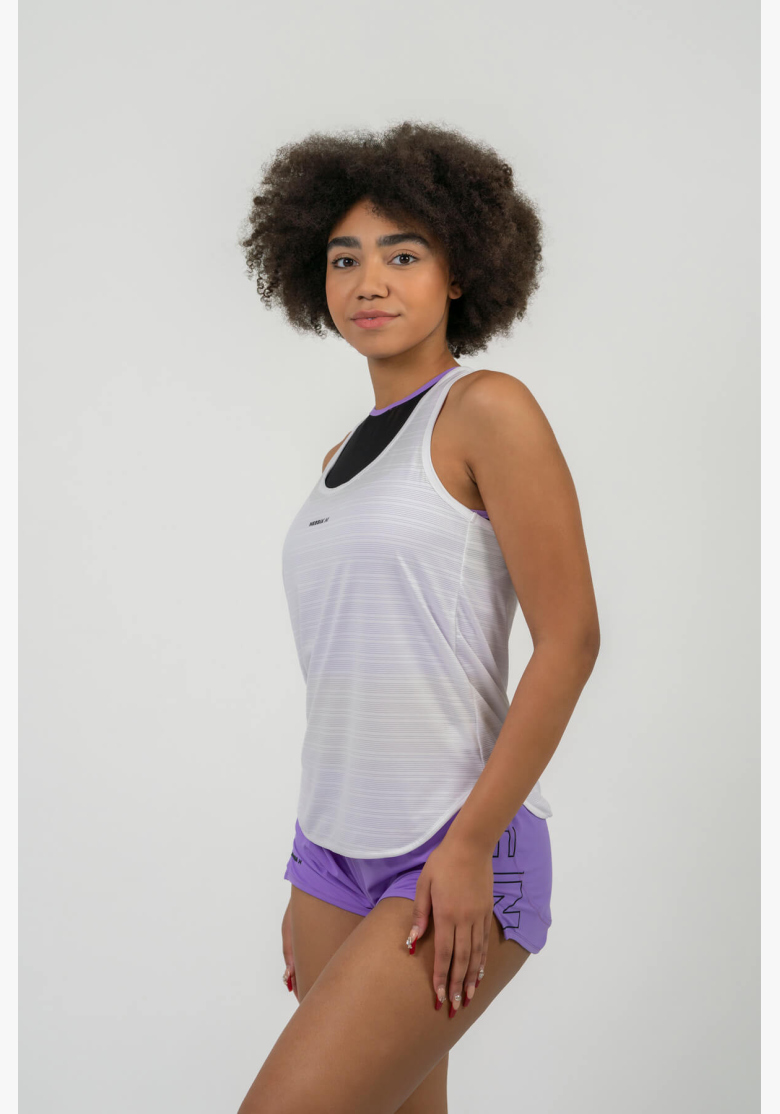NEBBIA • FIT Activewear top “Airy” con logo riflettente • NEBBIAshop.cz NEBBIA • FIT Activewear top “Airy” con logo riflettente • NEBBIAshop.cz