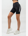 Il taglio lungo dei pantaloni corte da donna offre possibilità illimitate per qualsiasi allenamento.