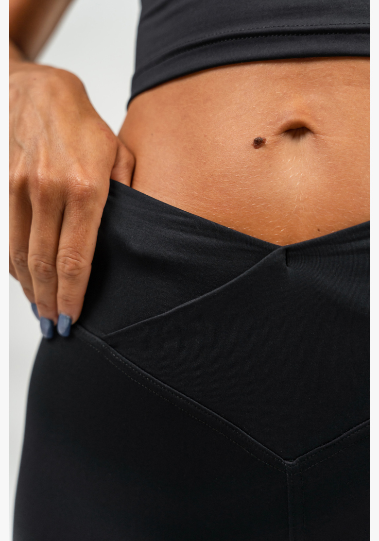 NEBBIA • Shorts leggeri a vita alta AGILE neri • NebShop.it NEBBIA • Shorts leggeri a vita alta AGILE neri • NebShop.it