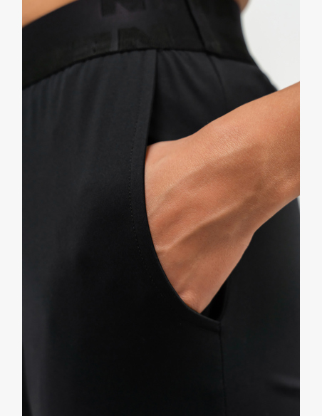 NEBBIA • Slim fit legíny s kapsami GYM SPIRIT čierna • Nebshop.sk