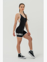 Sportovní racer back design s výstřihem na zádech a tenkými ramínky ti zajistí naprostou svobodu pohybu a zabrání přehřívání těla i při nejintenzivnějších trénincích.