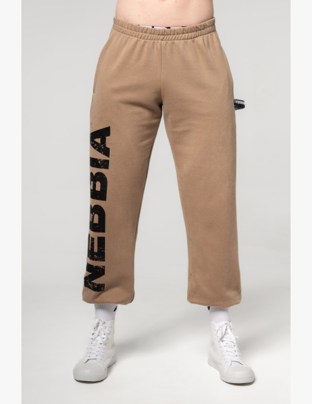NEBBIA • NEBBIA Voľné baggy tepláky s vreckami GYM BRO hnedé • Nebshop.sk