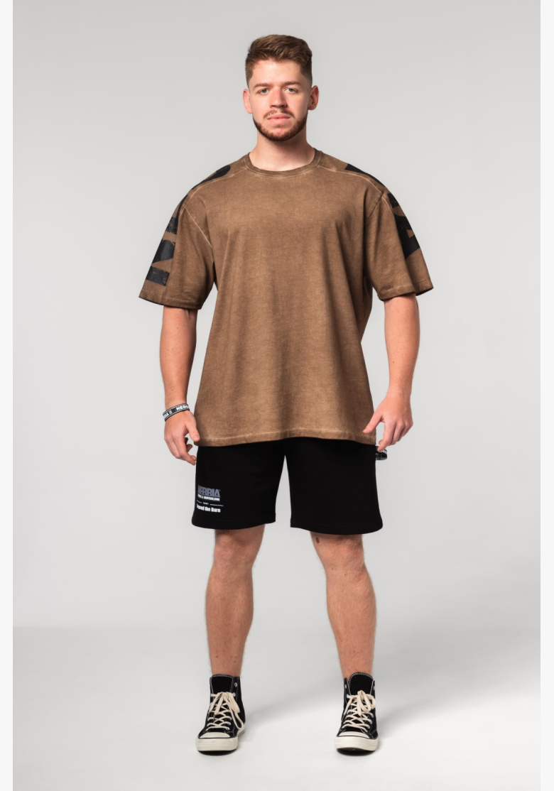 NEBBIA • NEBBIA Omyté oversized tričko LIFTING CLUB hnedé • Nebshop.sk NEBBIA • NEBBIA Omyté oversized tričko LIFTING CLUB hnedé • Nebshop.sk
