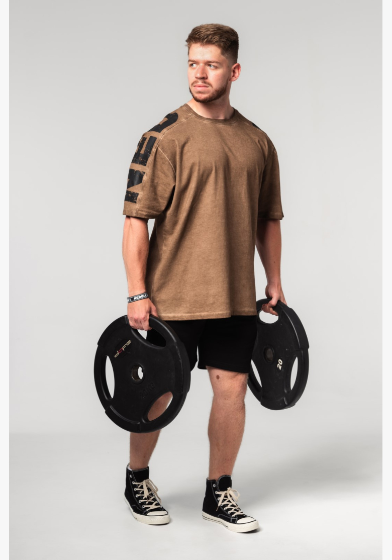 NEBBIA • NEBBIA Omyté oversized tričko LIFTING CLUB hnedé • Nebshop.sk NEBBIA • NEBBIA Omyté oversized tričko LIFTING CLUB hnedé • Nebshop.sk