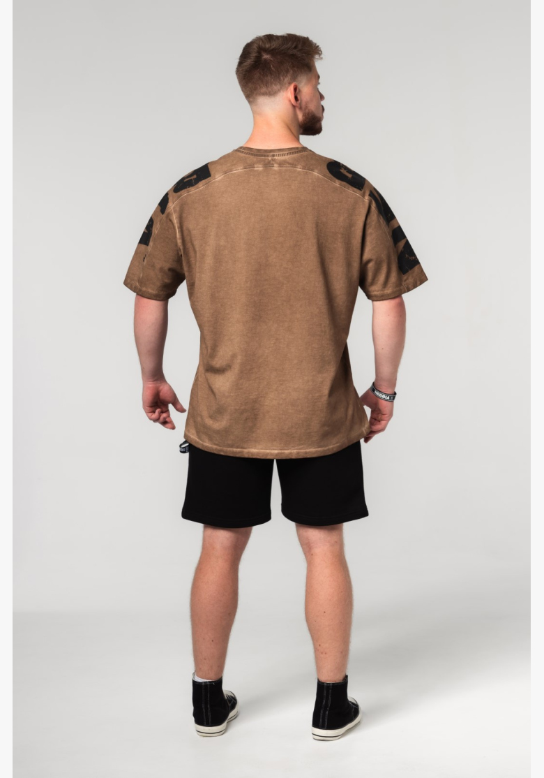 NEBBIA • NEBBIA Washed-off oversized t-shirt LIFTING CLUB brown • Nebshop.cz NEBBIA • NEBBIA Washed-off oversized t-shirt LIFTING CLUB brown • Nebshop.cz