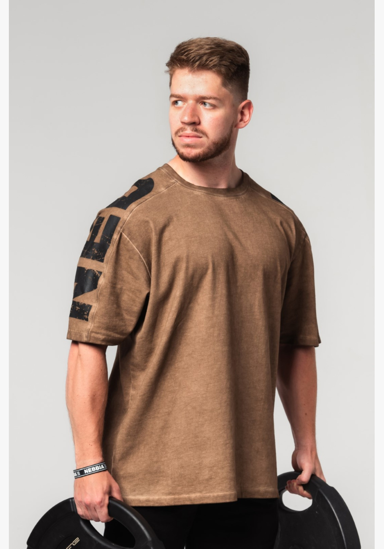 NEBBIA • NEBBIA Omyté oversized tričko LIFTING CLUB hnedé • Nebshop.sk NEBBIA • NEBBIA Omyté oversized tričko LIFTING CLUB hnedé • Nebshop.sk
