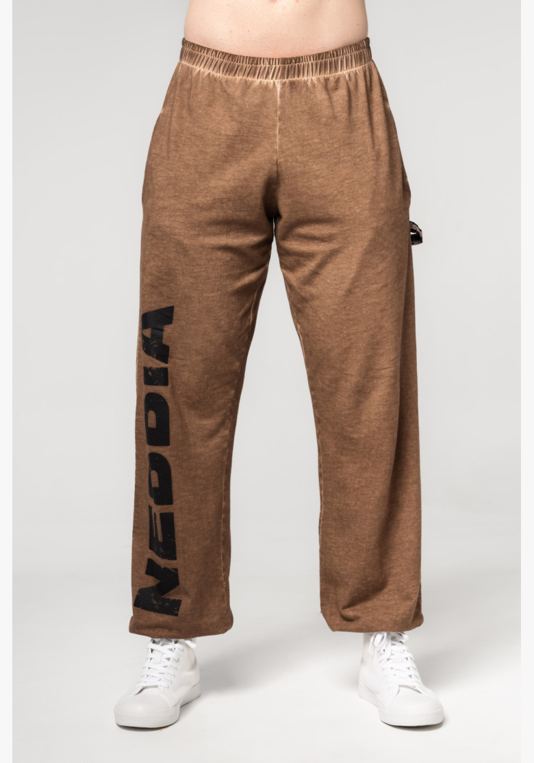 NEBBIA • NEBBIA Washed-off voľné baggy tepláky s vreckami GYM BRO hnedé • Nebshop.sk NEBBIA • NEBBIA Washed-off voľné baggy tepláky s vreckami GYM BRO hnedé • Nebshop.sk