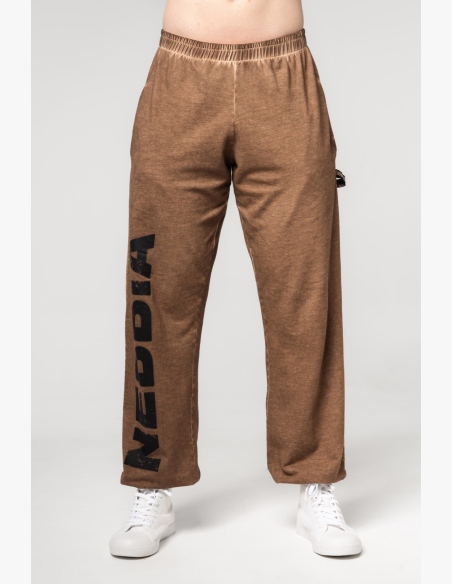 NEBBIA • NEBBIA Washed-off volné baggy tepláky s kapsami GYM BRO hnědé • Nebshop.cz