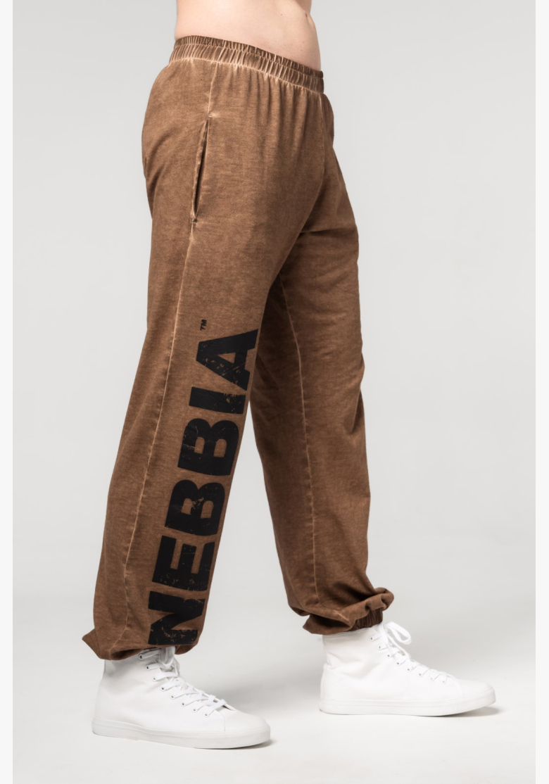 NEBBIA • NEBBIA Washed-off voľné baggy tepláky s vreckami GYM BRO hnedé • Nebshop.sk NEBBIA • NEBBIA Washed-off voľné baggy tepláky s vreckami GYM BRO hnedé • Nebshop.sk