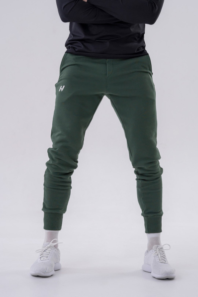NEBBIA • NEBBIA Slim tepláky s bočními kapsami "Reset" zelené • Nebshop.cz 2