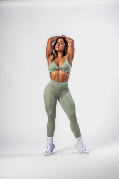 NEBBIA • NEBBIA Sportovní podprsenka se střední oporou TWIST-KNOT světle zelená • Nebshop.cz 2