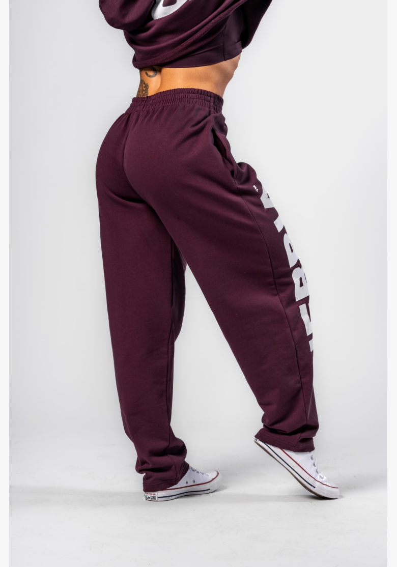 NEBBIA • NEBBIA Voľné baggy tepláky BOYFRIEND STYLE bordové • Nebshop.sk NEBBIA • NEBBIA Voľné baggy tepláky BOYFRIEND STYLE bordové • Nebshop.sk