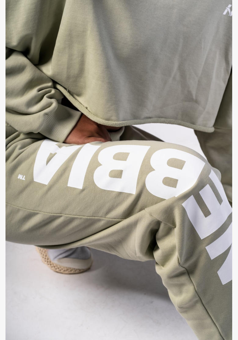 NEBBIA • NEBBIA Pantaloni baggy a gamba larga BOYFRIEND STYLE verde chiaro • Nebshop.cz NEBBIA • NEBBIA Pantaloni baggy a gamba larga BOYFRIEND STYLE verde chiaro • Nebshop.cz