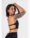 Crop top, který spojuje čistý střih s výrazným stylem.