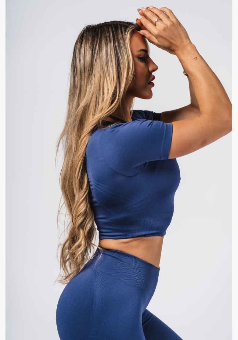 NEBBIA Tvarujúci bezšvový crop top FLOW SEAMLESS modrý NEBBIA Tvarujúci bezšvový crop top FLOW SEAMLESS modrý