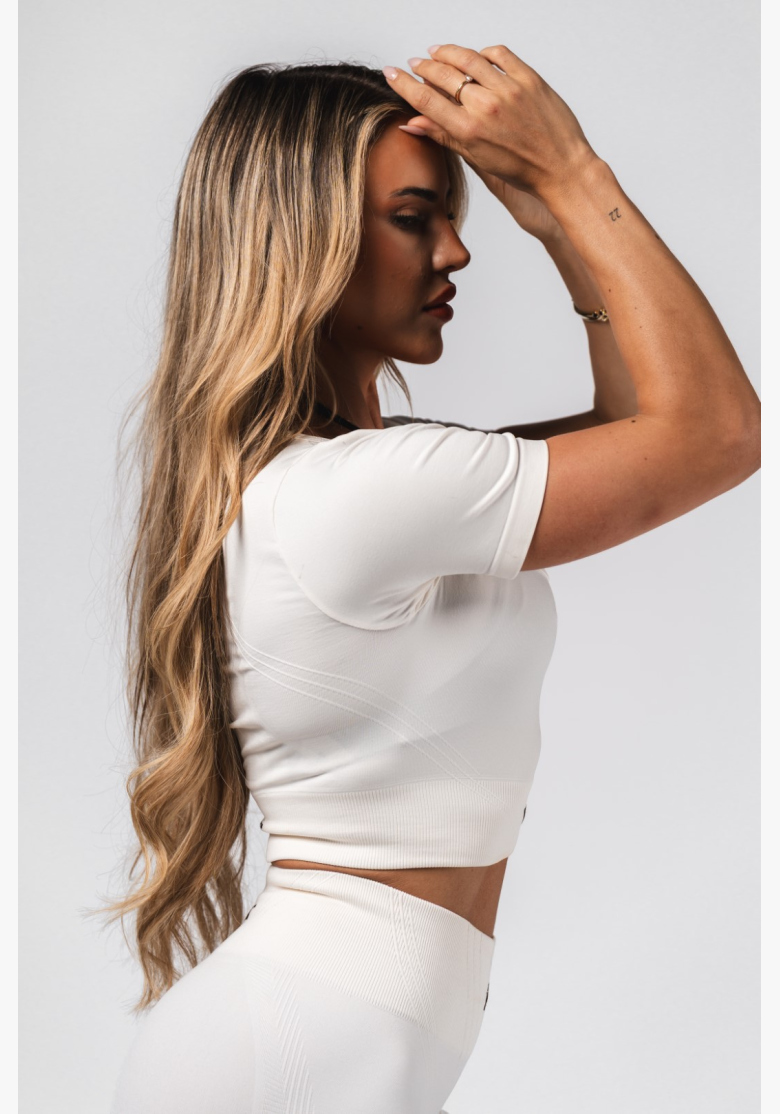 NEBBIA Tvarujúci bezšvový crop top FLOW SEAMLESS krémový NEBBIA Tvarujúci bezšvový crop top FLOW SEAMLESS krémový