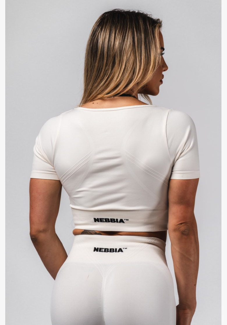 NEBBIA Tvarujúci bezšvový crop top FLOW SEAMLESS krémový NEBBIA Tvarujúci bezšvový crop top FLOW SEAMLESS krémový