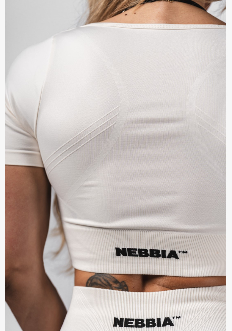 NEBBIA Tvarujúci bezšvový crop top FLOW SEAMLESS krémový NEBBIA Tvarujúci bezšvový crop top FLOW SEAMLESS krémový