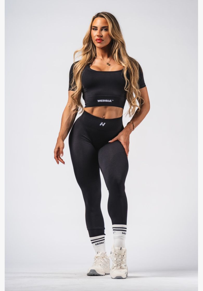 NEBBIA Tvarujúci bezšvový crop top FLOW SEAMLESS čierny NEBBIA Tvarujúci bezšvový crop top FLOW SEAMLESS čierny