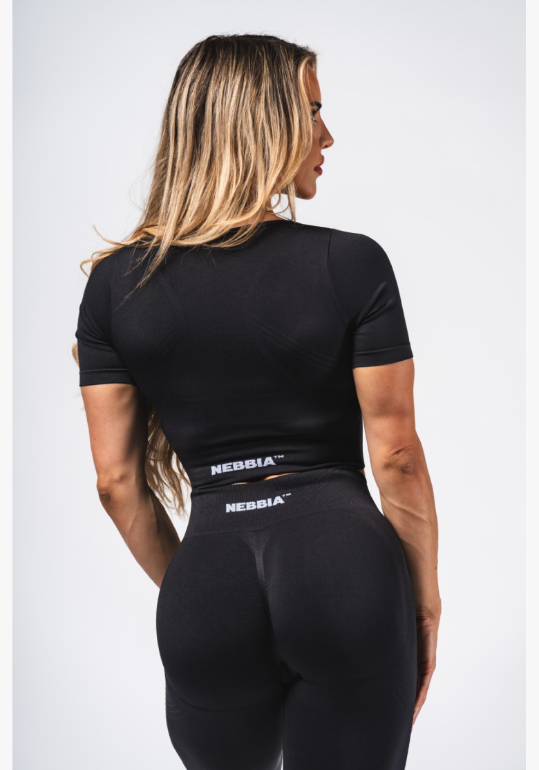 NEBBIA Tvarujúci bezšvový crop top FLOW SEAMLESS čierny NEBBIA Tvarujúci bezšvový crop top FLOW SEAMLESS čierny